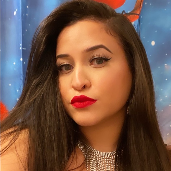 Meet your Posher, Karina - Picture 3 of 4